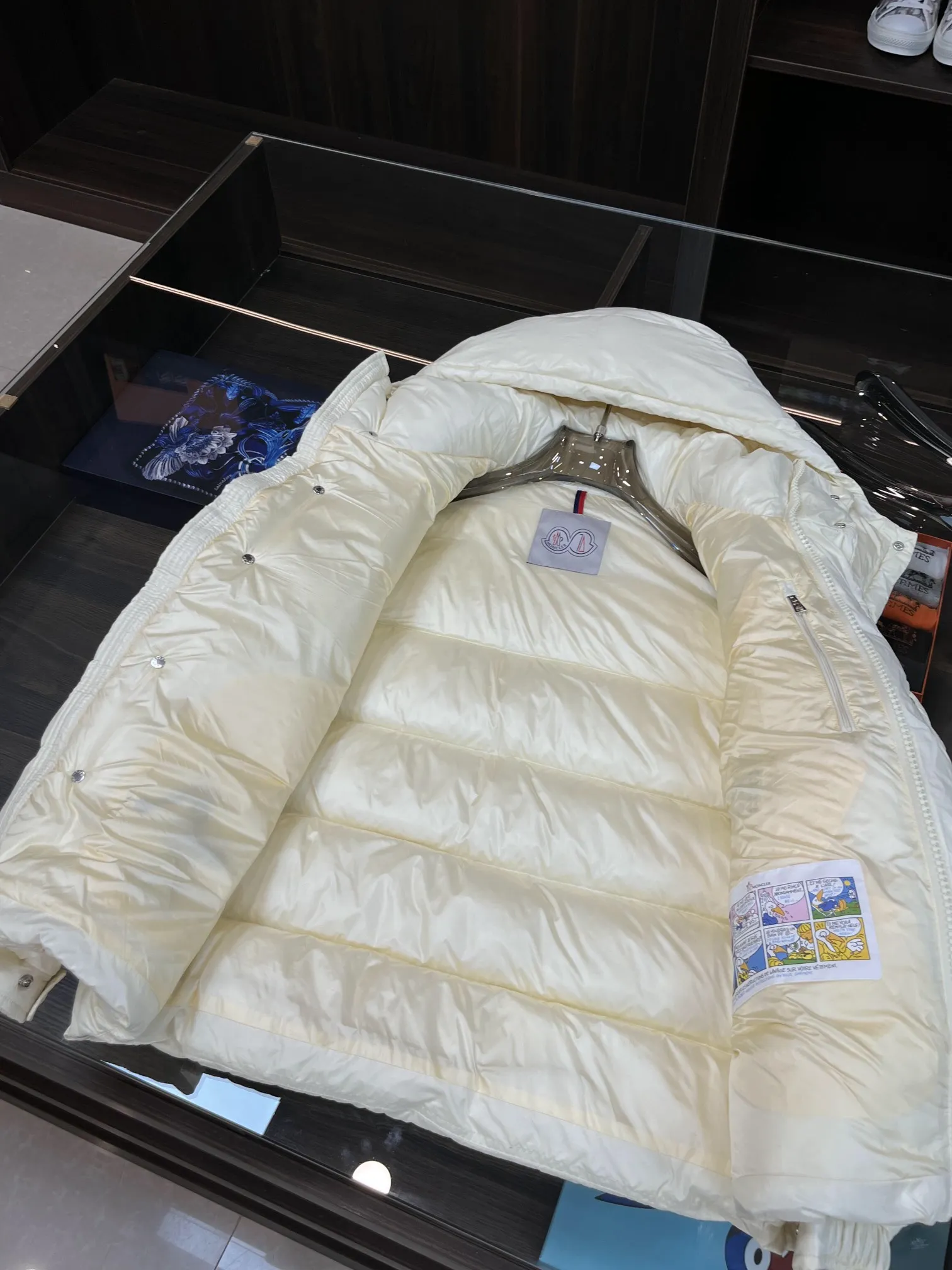 P390 Moncler/ 2026 70 、 。 DNA ， ， 。 Classic ， 、 。 Classic 70 。 Quality， 90 ，Premium Quality ， ，Black ！ Sizes M-3XL